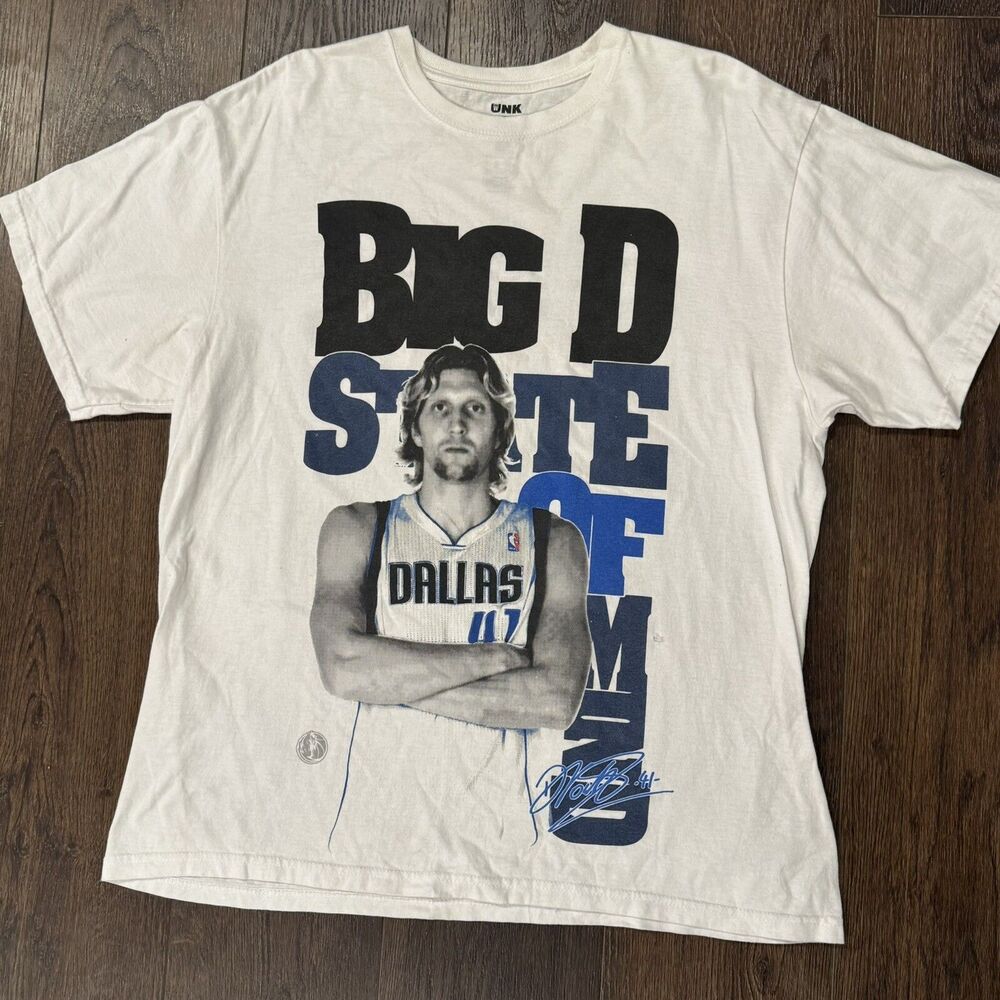 Dirk Nowitzki Dallas Mavericks “Big D State Of Mind” T-Shirt; Men’s Size L; Unk